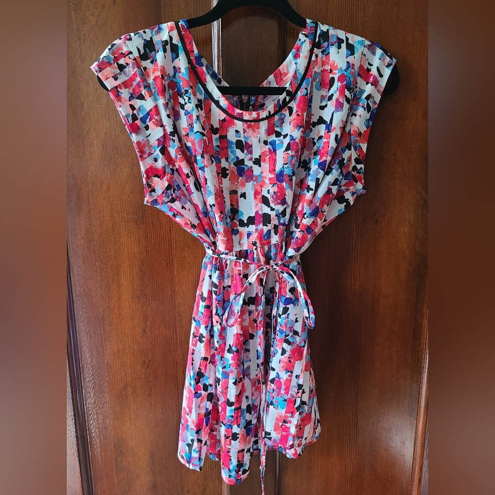 Floral maternity blouse with back zipper and cap sleeves, size large